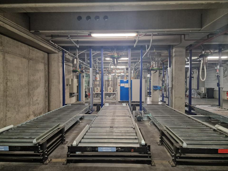 AZO LE900N Versorgungsanlage mit Trockner und Oktomat Spritzguss