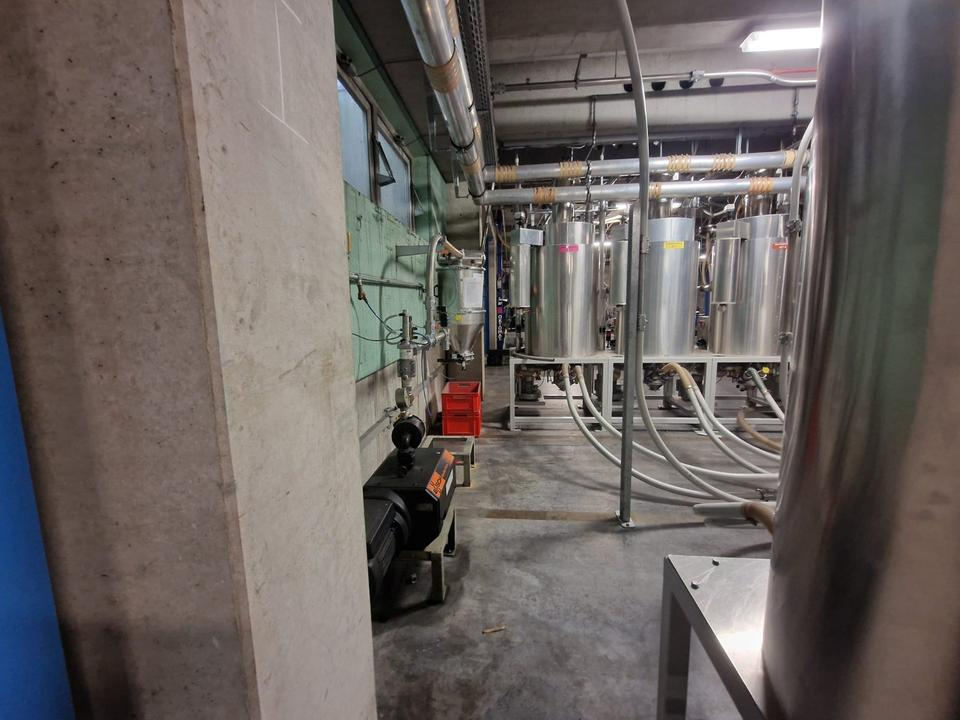 AZO LE900N Versorgungsanlage mit Trockner und Oktomat Spritzguss