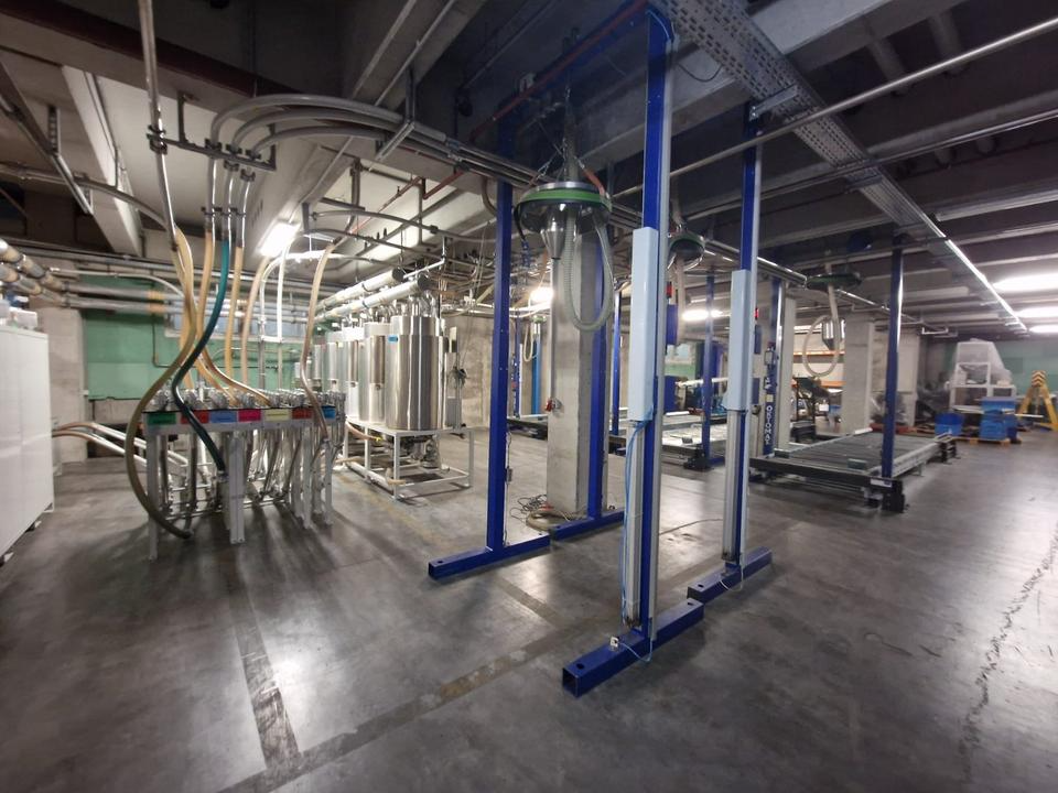 AZO LE900N Versorgungsanlage mit Trockner und Oktomat Spritzguss