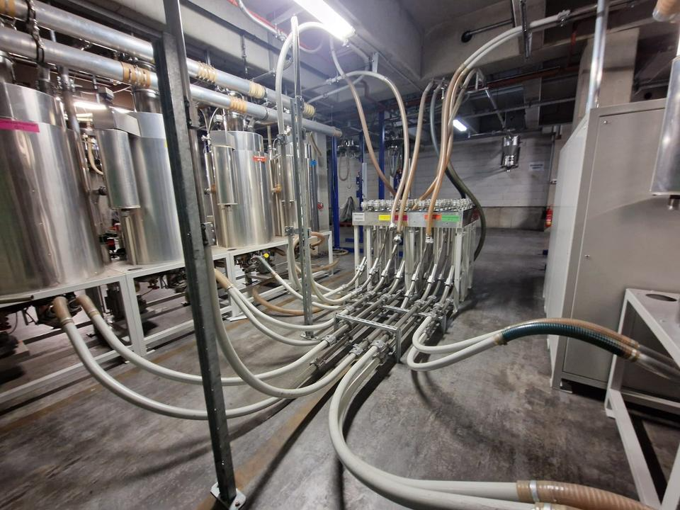 AZO LE900N Versorgungsanlage mit Trockner und Oktomat Spritzguss