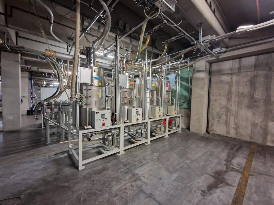AZO LE900N Versorgungsanlage mit Trockner und Oktomat Spritzguss
